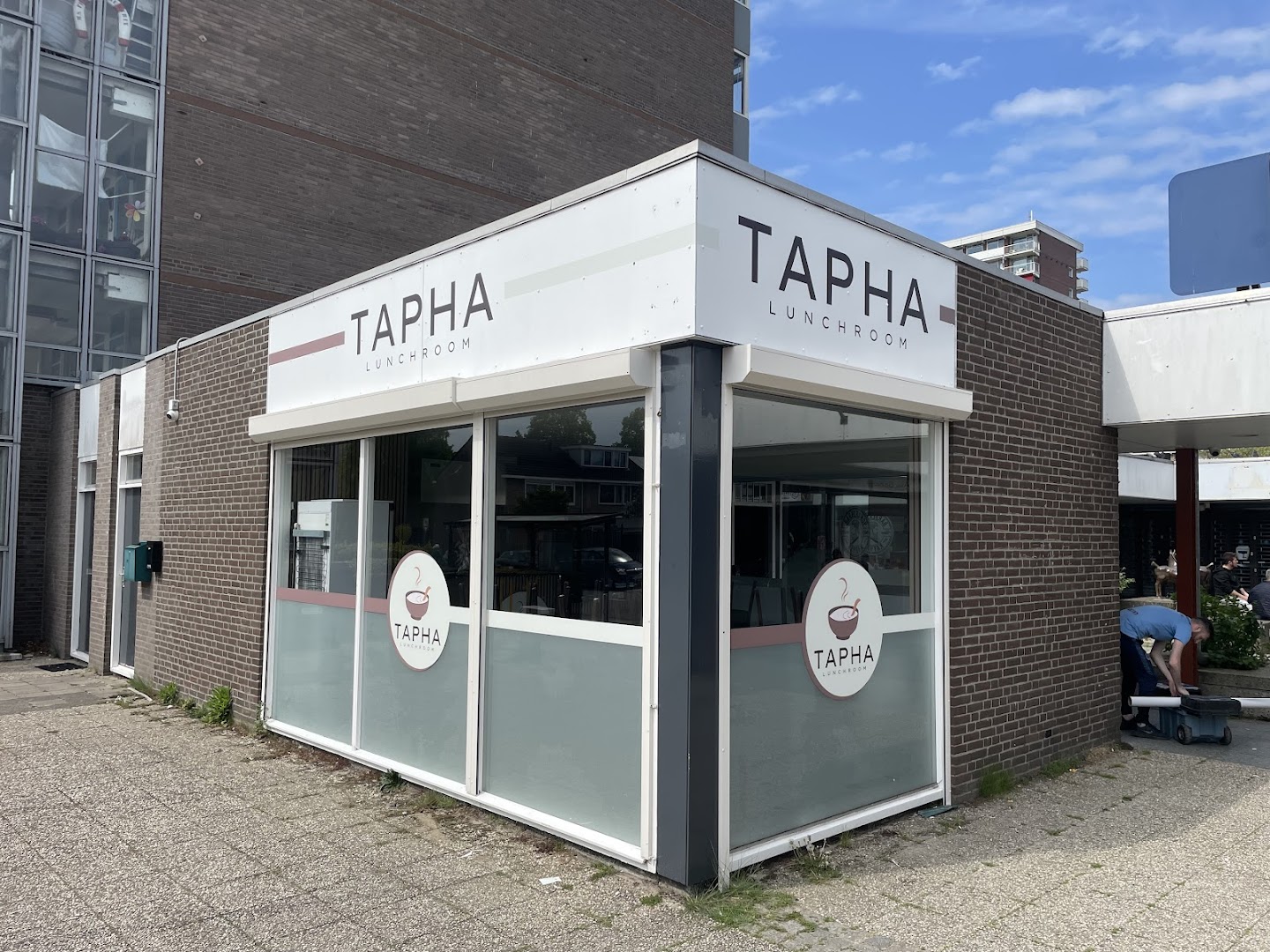 De gevel van Tapha Lunchroom aan de Holleweg in Bergen op Zoom