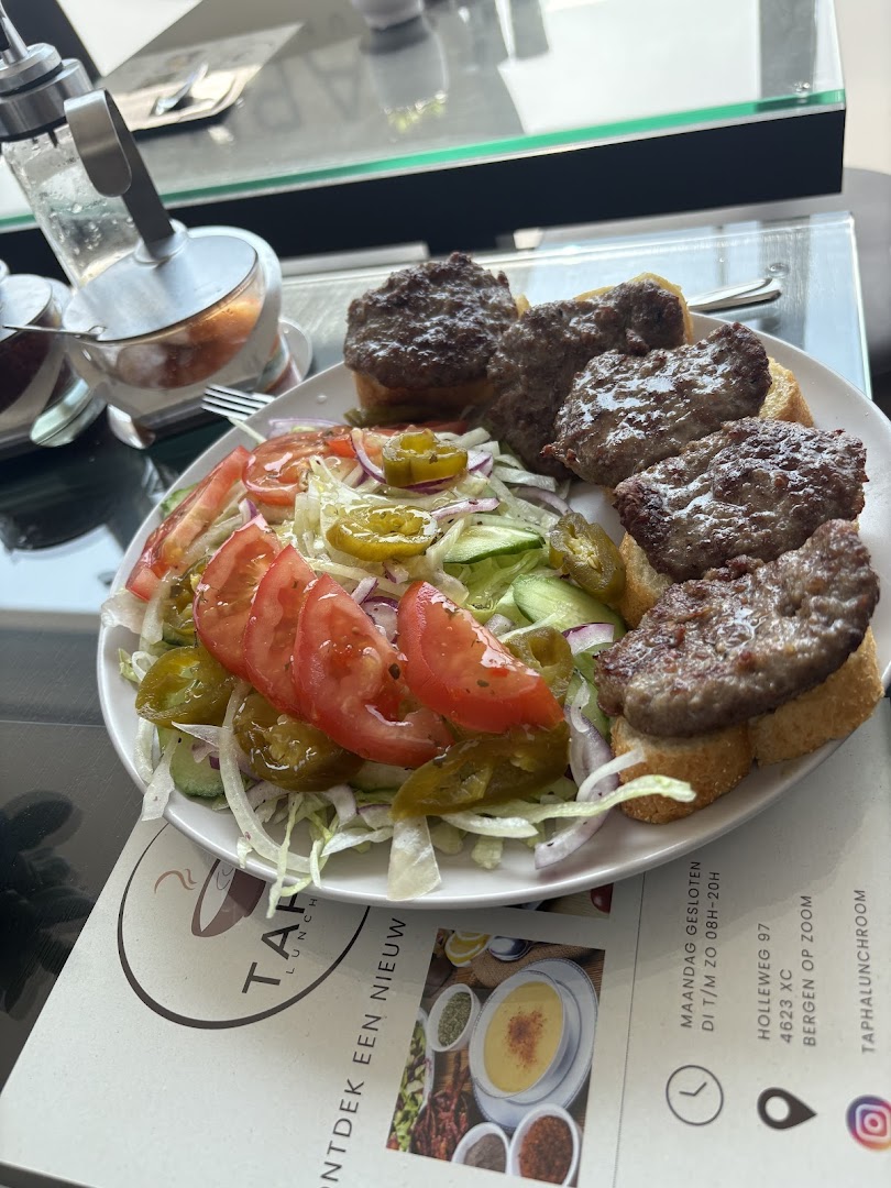 Broodje köfte met salade