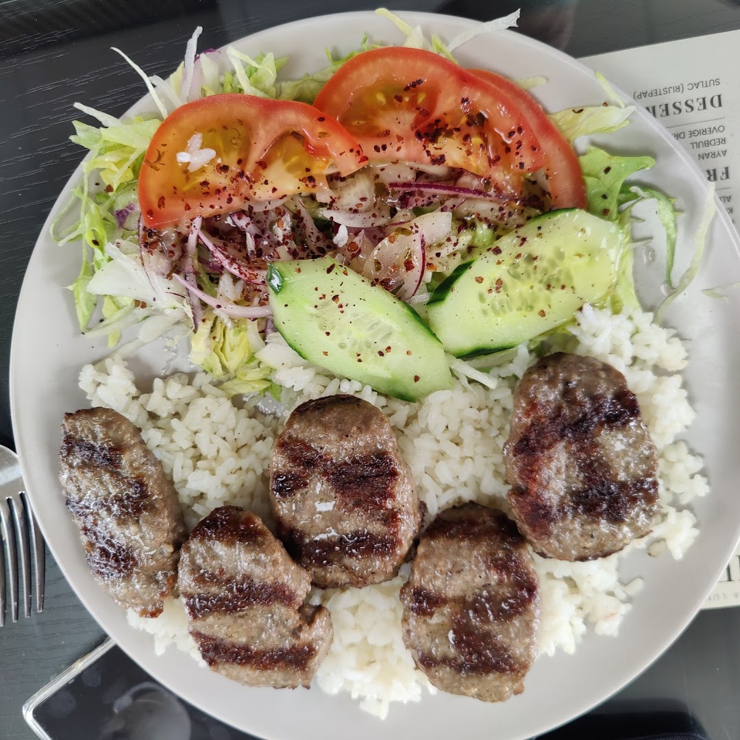 Köfteschotel met rijst en verse salade