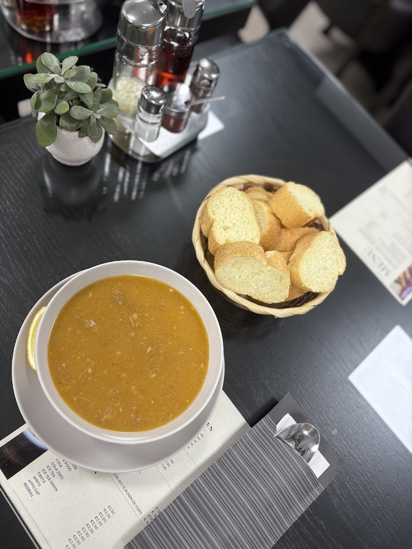 Verse linzensoep met stokbrood