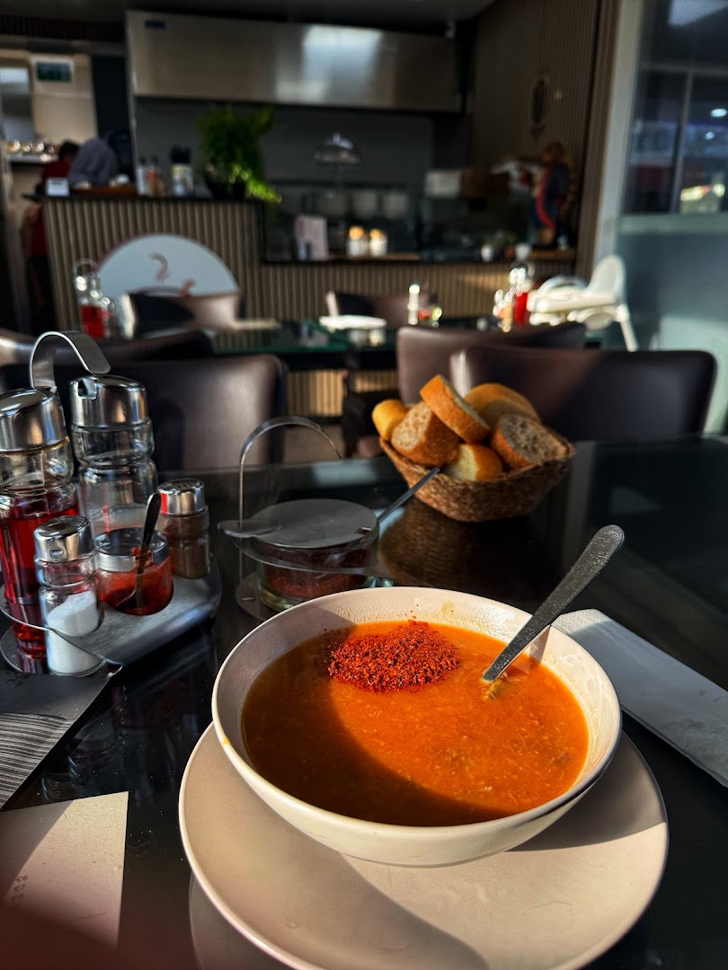 Verse Turkse tomatensoep met stokbrood bij Tapha Lunchroom